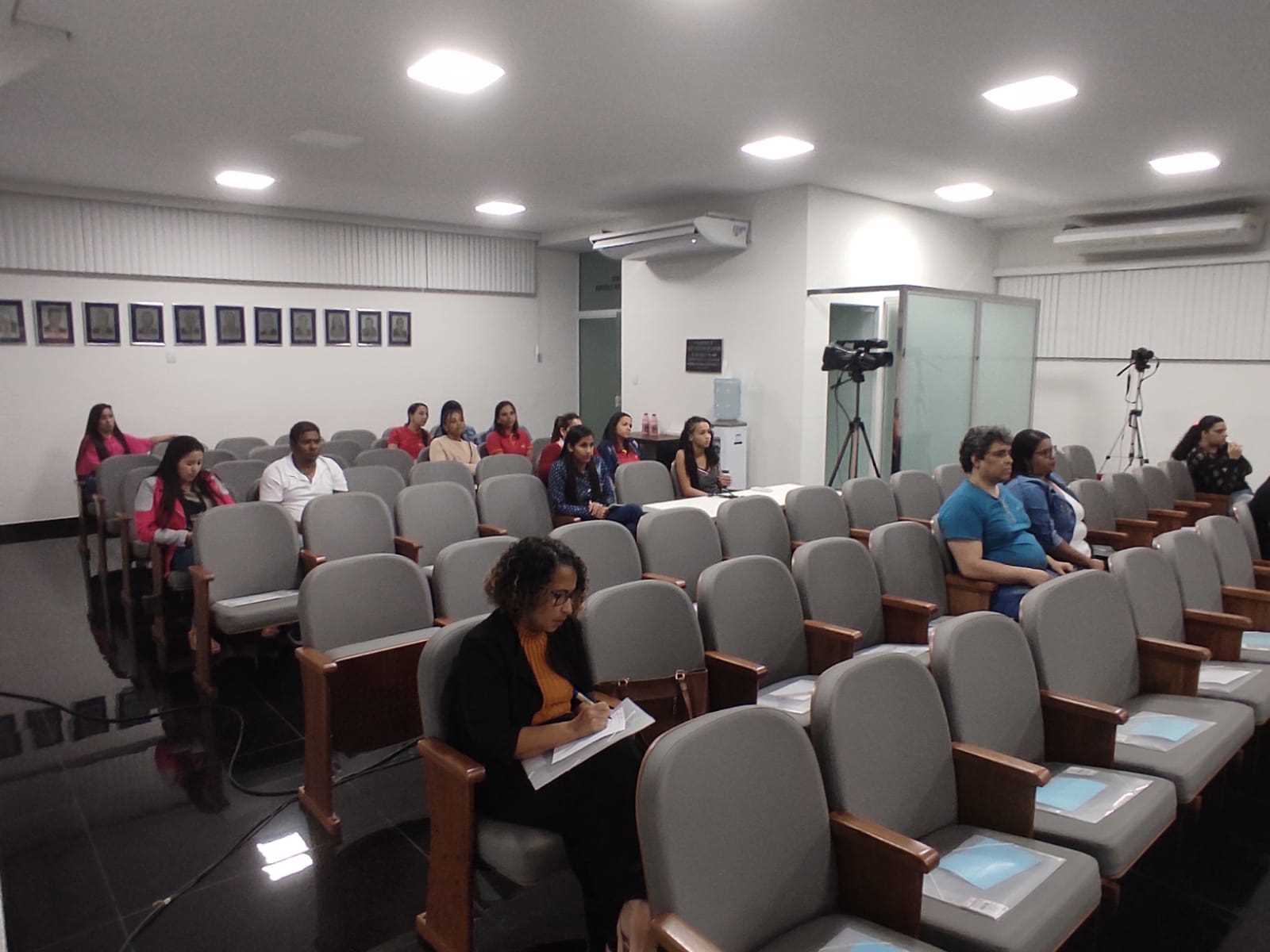 Camacã: Prefeitura de Camacã, SEBRAE e CDL promovem palestra sobre atendimento a clientes em vários temas